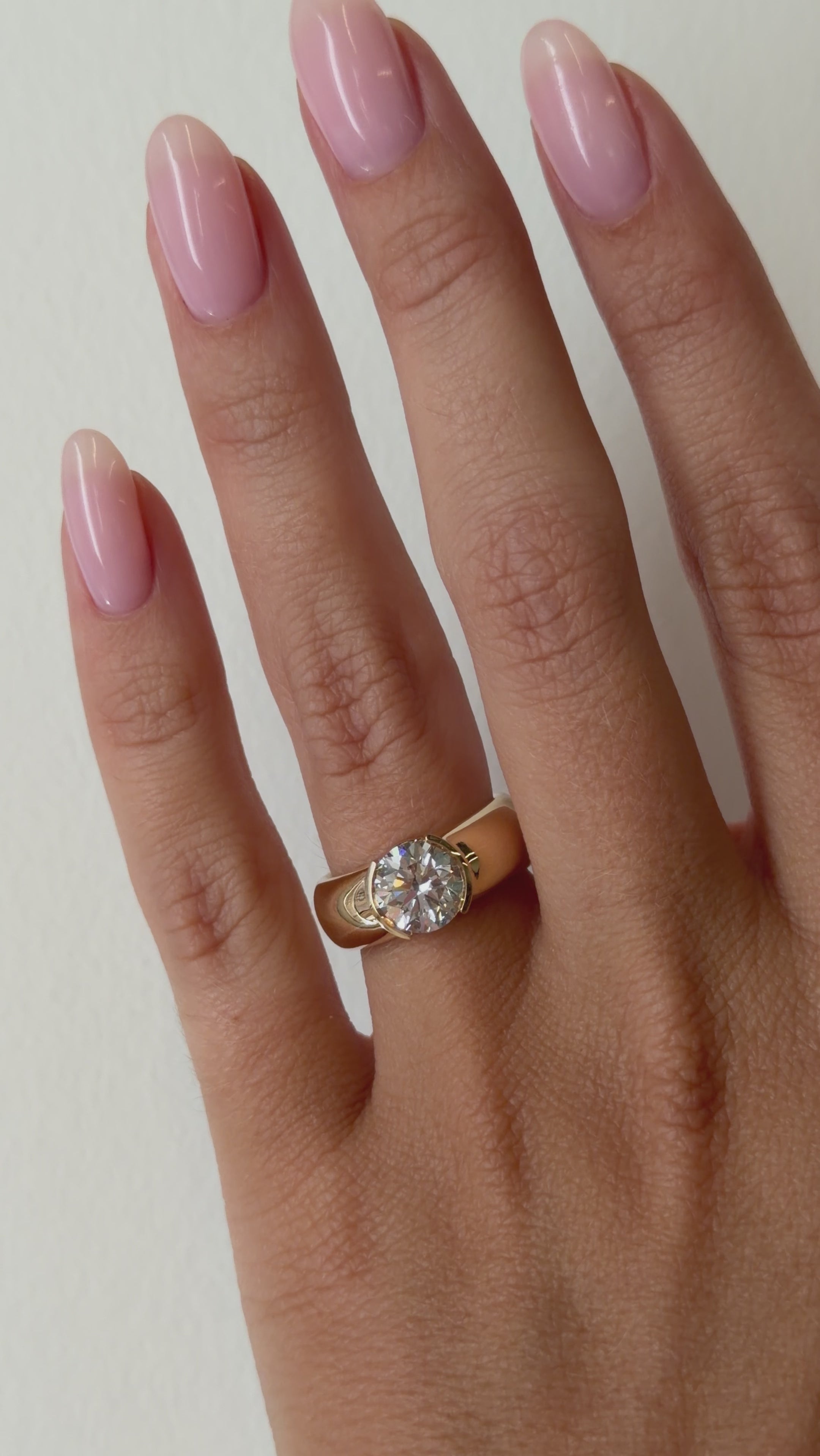 Brillant Round Amelia Bezel Ring, image 4 of 4